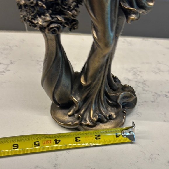 Elegant Bronze Lady Statue with Umbrella - Picture 5 of 10